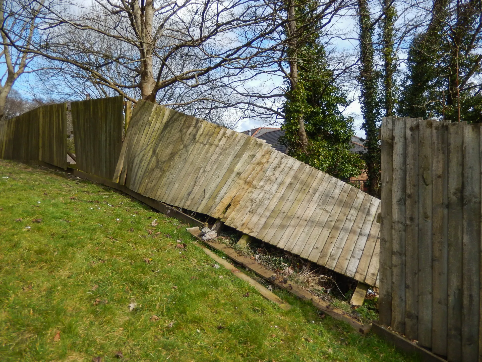 Corrosion resistant aluminum fence installation